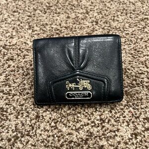 Small blk leather Coach wallet w 5 card slots, pockets, bill slot, change zip